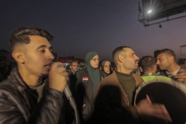 17 Şubat 2026 - Gazze, Filistin: Gazze Halkını Kurtarma Komitesi, Gazze 'deki Al-Saraya kavşağındaki polis kulübesinin üzerine Ramazan feneri yerleştirerek kutsal Ramazan ayına etkinlik düzenledi. (Hashem Zimmo / Yeniler 2)