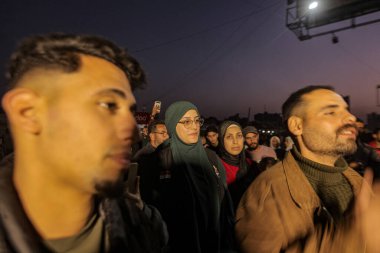 17 Şubat 2026 - Gazze, Filistin: Gazze Halkını Kurtarma Komitesi, Gazze 'deki Al-Saraya kavşağındaki polis kulübesinin üzerine Ramazan feneri yerleştirerek kutsal Ramazan ayına etkinlik düzenledi. (Hashem Zimmo / Yeniler 2)