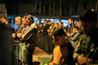 17 Şubat 2026 - Gazze, Filistin: Gazze 'deki Hasarlı El Kanz Camii' nde Birinci Tarawih Duası Yapıldı. (Mohammed Skaik\ Yeni 2))