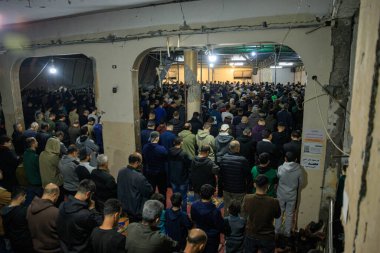 17 Şubat 2026 - Gazze, Filistin: Gazze 'deki Hasarlı El Kanz Camii' nde Birinci Tarawih Duası Yapıldı. (Mohammed Skaik\ Yeni 2))