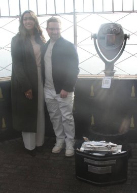 17 Şubat 2026, New York, ABD: DAYTONA 500 ödüllü Tyler Reddick, DAYTONA 500 kupası ile Empire State Gözlemevi 'ni ziyaret etti. (niyi fote\ theenews2)