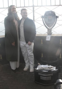 17 Şubat 2026, New York, ABD: DAYTONA 500 ödüllü Tyler Reddick, DAYTONA 500 kupası ile Empire State Gözlemevi 'ni ziyaret etti. (niyi fote\ theenews2)