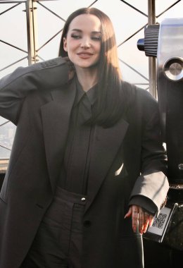 NEW YORK, NEW YORK - 17 Şubat: Güvercin Cameron, Avan Jogia, Karla Souza ve Dorian Missick Empire State Building 'i ziyaret etti. (niyi fote\ theenews2)