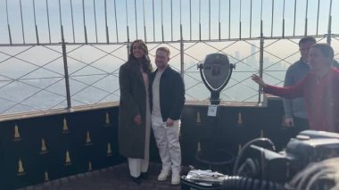 17 Şubat 2026, New York, ABD: Tyler Reddick DAYTONA 500 yarışmasının galibi DAYTONA 500 kupası ile birlikte Empire State Gözlemevi 'ni ziyaret etti. (Niyi Fote/Thenews2)