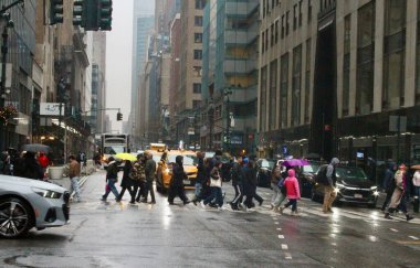 18 Şubat 2026, New York, ABD: New Yorklular önümüzdeki iki gün boyunca serinleme beklentisiyle bu sabah erken saatlerde hafif yağmurla karşı karşıya kaldılar. (niyi fote\ theenews2)