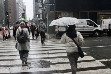18 Şubat 2026, New York, ABD: New Yorklular önümüzdeki iki gün boyunca serinleme beklentisiyle bu sabah erken saatlerde hafif yağmurla karşı karşıya kaldılar. (niyi fote\ theenews2)