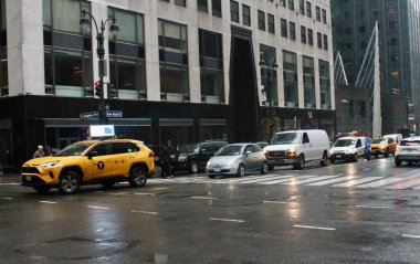 18 Şubat 2026, New York, ABD: New Yorklular önümüzdeki iki gün boyunca serinleme beklentisiyle bu sabah erken saatlerde hafif yağmurla karşı karşıya kaldılar. (niyi fote\ theenews2)