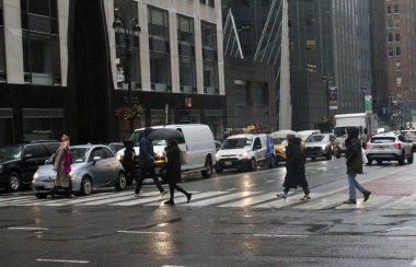 18 Şubat 2026, New York, ABD: New Yorklular önümüzdeki iki gün boyunca serinleme beklentisiyle bu sabah erken saatlerde hafif yağmurla karşı karşıya kaldılar. (niyi fote\ theenews2)