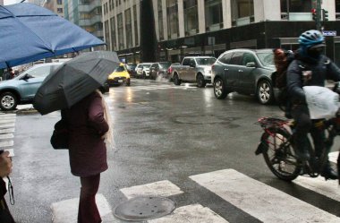18 Şubat 2026, New York, ABD: New Yorklular önümüzdeki iki gün boyunca serinleme beklentisiyle bu sabah erken saatlerde hafif yağmurla karşı karşıya kaldılar. (niyi fote\ theenews2)