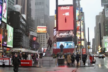 22 Şubat 2026, New York, ABD: 2 feet 'e kadar kar fırtınası ile New York City Hit. (niyi fote\ theenews2)