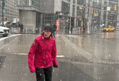 22 Şubat 2026, New York, ABD: 2 feet 'e kadar kar fırtınası ile New York City Hit. (niyi fote\ theenews2)