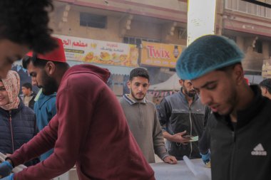 20 Şubat 2026 - Gazze, Filistin: Gazze 'deki tedarikçiler kutsal Ramazan ayının üçüncü gününde iftarın önüne akın ederken katayef hazırlayıp satarken görüldü. (hashem zimmo\ Yeni 2))