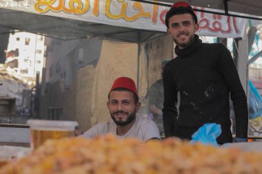 20 Şubat 2026 - Gazze, Filistin: Gazze 'deki tedarikçiler kutsal Ramazan ayının üçüncü gününde iftarın önüne akın ederken katayef hazırlayıp satarken görüldü. (hashem zimmo\ Yeni 2))