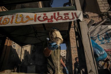 20 Şubat 2026 - Gazze, Filistin: Gazze 'deki tedarikçiler kutsal Ramazan ayının üçüncü gününde iftarın önüne akın ederken katayef hazırlayıp satarken görüldü. (hashem zimmo\ Yeni 2))