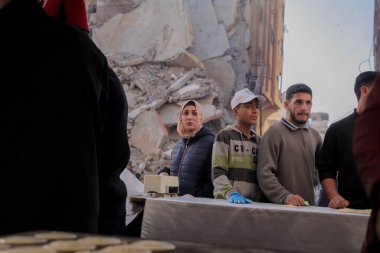 20 Şubat 2026 - Gazze, Filistin: Gazze 'deki tedarikçiler kutsal Ramazan ayının üçüncü gününde iftarın önüne akın ederken katayef hazırlayıp satarken görüldü. (hashem zimmo\ Yeni 2))