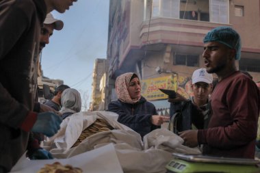 20 Şubat 2026 - Gazze, Filistin: Gazze 'deki tedarikçiler kutsal Ramazan ayının üçüncü gününde iftarın önüne akın ederken katayef hazırlayıp satarken görüldü. (hashem zimmo\ Yeni 2))