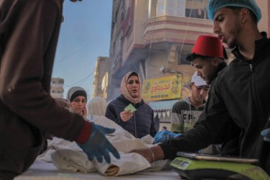 20 Şubat 2026 - Gazze, Filistin: Gazze 'deki tedarikçiler kutsal Ramazan ayının üçüncü gününde iftarın önüne akın ederken katayef hazırlayıp satarken görüldü. (hashem zimmo\ Yeni 2))