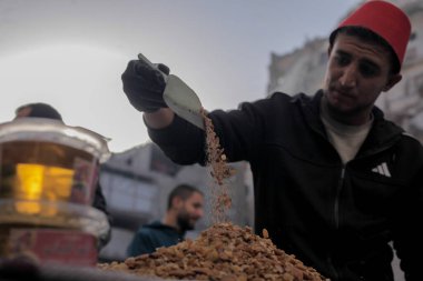 20 Şubat 2026 - Gazze, Filistin: Gazze 'deki tedarikçiler kutsal Ramazan ayının üçüncü gününde iftarın önüne akın ederken katayef hazırlayıp satarken görüldü. (hashem zimmo\ Yeni 2))