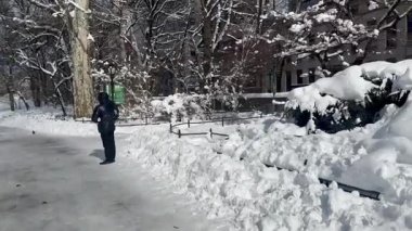 24 Şubat 2025, New York, ABD: 23 Eylül Pazartesi günü New York 'u vuran şiddetli kar fırtınasının ardından Central Park' ın tamamı karla kaplandı ve New Yorklu ve turistler parka akın etti.