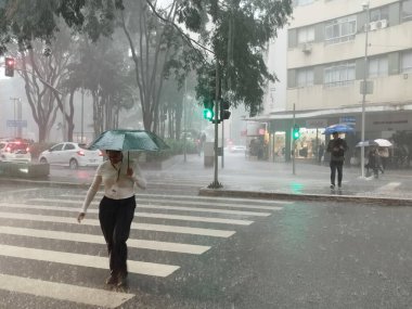 Sao Paulo (SP), Brezilya 02 / 25 / 2026 - Paulista Bulvarı bölgesi, 13 de Maio Caddesi 'nde de şiddetli rüzgâr ve sel olayları yaşandı. (Leandro Chemalle / Yeniler 2)