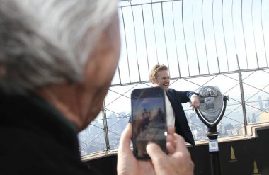 Kurt ve Wyatt Russell fotoğraf fırsatı için Empire State Binası 'nı ziyaret ediyorlar. 27 Şubat 2026, New York, ABD: Kurt Russel bir fotoğraf fırsatı için Empire State Gözlemevi 'ni ziyaret ederken oğlu Wyatt Russell' ın fotoğrafını çekti