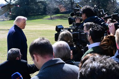 Başkan Donald Trump Beyaz Saray 'dan ayrılmadan önce gazetecilere konuştu. 27 Şubat 2026, Washington, D.C.: Trump İran 'dan tam olarak memnun olmadığını kabul ediyor ve iyi niyetle müzakere etmenin onlar için ideal olacağına inanıyor.