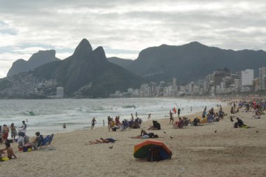 Rio de Janeiro (RJ), Brezilya 01 / 03 / 2026 Copacabana ve Arpoador plajlarında bu pazar, Mart 01 'in ilk günü. Carioca için hafta sonu yağmursuz bulutlu bir gün (fausto maia / theenews2)