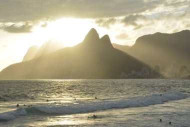 Rio de Janeiro (RJ), Brezilya 01 / 03 / 2026 Copacabana ve Arpoador plajlarında bu pazar, Mart 01 'in ilk günü. Carioca için hafta sonu yağmursuz bulutlu bir gün (fausto maia / theenews2)