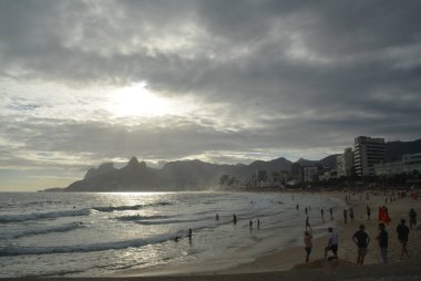 Rio de Janeiro (RJ), Brezilya 01 / 03 / 2026 Copacabana ve Arpoador plajlarında bu pazar, Mart 01 'in ilk günü. Carioca için hafta sonu yağmursuz bulutlu bir gün (fausto maia / theenews2)