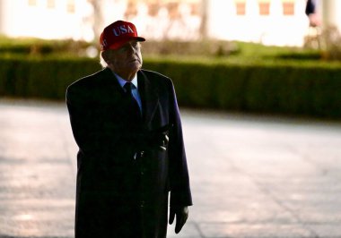 ABD Başkanı Donald J. Trump Beyaz Saray 'a dönüyor. 01 Mart 2026, Washington, DC, ABD: İran 1 Mart 'ta İran Yüksek Lideri Ali Khamenei' nin ABD-İsrail ortak askeri operasyonunda öldürüldüğünü resmen doğruladı (Kyle Mazza / the enews2)