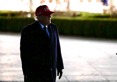 ABD Başkanı Donald J. Trump Beyaz Saray 'a dönüyor. 01 Mart 2026, Washington, DC, ABD: İran 1 Mart 'ta İran Yüksek Lideri Ali Khamenei' nin ABD-İsrail ortak askeri operasyonunda öldürüldüğünü resmen doğruladı (Kyle Mazza / the enews2)