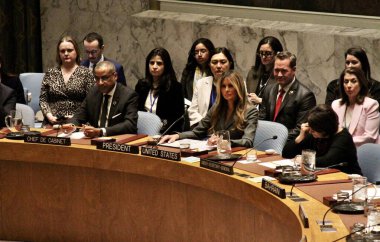 ABD First Lady Melania Trump, Birleşmiş Milletler (BM) Güvenlik Konseyi toplantısını üyelerine belirleyici bir mesajla açtı: Barışın kırılgan olmasına gerek yok. 2 Mart 2026, New York, ABD (niyi fote / thews2)