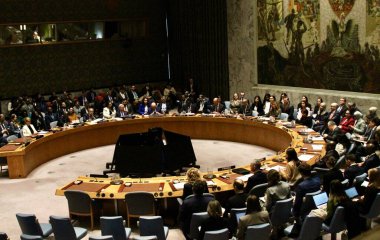 ABD First Lady Melania Trump, Birleşmiş Milletler (BM) Güvenlik Konseyi toplantısını üyelerine belirleyici bir mesajla açtı: Barışın kırılgan olmasına gerek yok. 2 Mart 2026, New York, ABD (niyi fote / thews2)