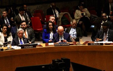 ABD First Lady Melania Trump, Birleşmiş Milletler (BM) Güvenlik Konseyi toplantısını üyelerine belirleyici bir mesajla açtı: Barışın kırılgan olmasına gerek yok. 2 Mart 2026, New York, ABD (niyi fote / thews2)