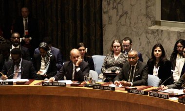 ABD First Lady Melania Trump, Birleşmiş Milletler (BM) Güvenlik Konseyi toplantısını üyelerine belirleyici bir mesajla açtı: Barışın kırılgan olmasına gerek yok. 2 Mart 2026, New York, ABD (niyi fote / thews2)