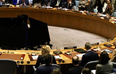 ABD First Lady Melania Trump, Birleşmiş Milletler (BM) Güvenlik Konseyi toplantısını üyelerine belirleyici bir mesajla açtı: Barışın kırılgan olmasına gerek yok. 2 Mart 2026, New York, ABD (niyi fote / thews2)