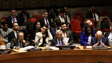 ABD First Lady Melania Trump, Birleşmiş Milletler (BM) Güvenlik Konseyi toplantısını üyelerine belirleyici bir mesajla açtı: Barışın kırılgan olmasına gerek yok. 2 Mart 2026, New York, ABD (niyi fote / thews2)