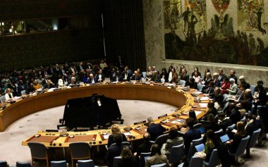 ABD First Lady Melania Trump, Birleşmiş Milletler (BM) Güvenlik Konseyi toplantısını üyelerine belirleyici bir mesajla açtı: Barışın kırılgan olmasına gerek yok. 2 Mart 2026, New York, ABD (niyi fote / thews2)