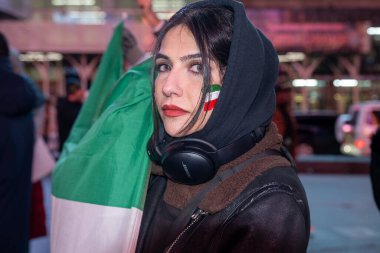 Amerika ve İsrail İran 'a saldırdıktan sonra NYC protestosu. 02 Mart 2026, New York, New York, ABD: İran bayraklı bir gösterici İran diasporasına katılıyor ve destekçiler Aslan ve Güneş bayrağıyla toplanıyor