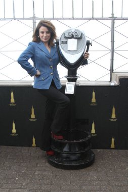 5 Mart 2026, New York, ABD: Max Burkholder, Alanna Ubach, Scott Grimes ve Giorgia Whigham, ilk TED Sezon 2 'yi kutlamak için Empire State Binasını ziyaret etti. (niyi fote\ theenews2)