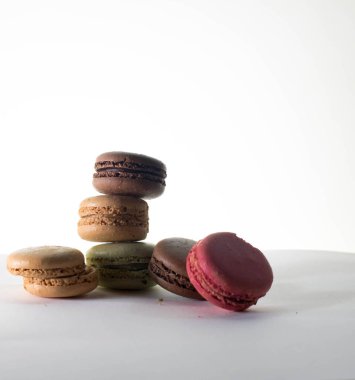 Tatlı ve renkli badem kurabiyeleri.