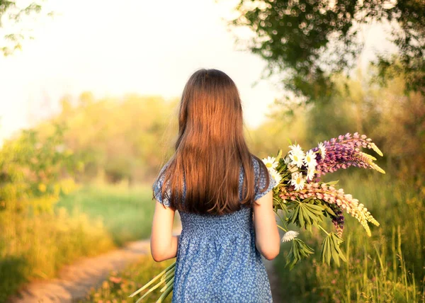 Uma Menina Vestido Azul Com Cabelos Longos Fica Com Costas — Fotografia de Stock