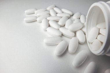 Tıbbi uyuşturucular beyaz arkaplanı kapatır