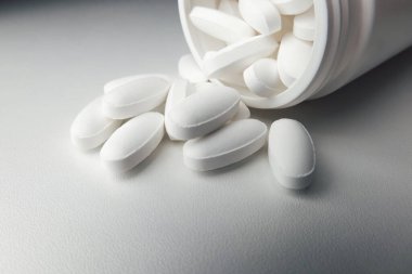 Tıbbi uyuşturucular beyaz arkaplanı kapatır