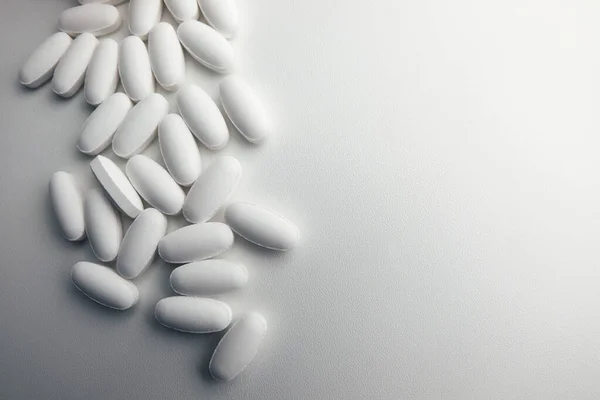 Tıbbi uyuşturucular beyaz arkaplanı kapatır