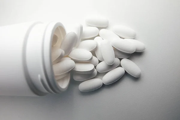 Tıbbi uyuşturucular beyaz arkaplanı kapatır