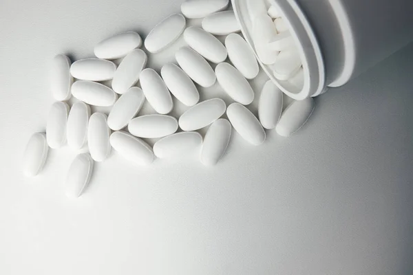 Tıbbi uyuşturucular beyaz arkaplanı kapatır