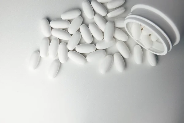 Tıbbi uyuşturucular beyaz arkaplanı kapatır