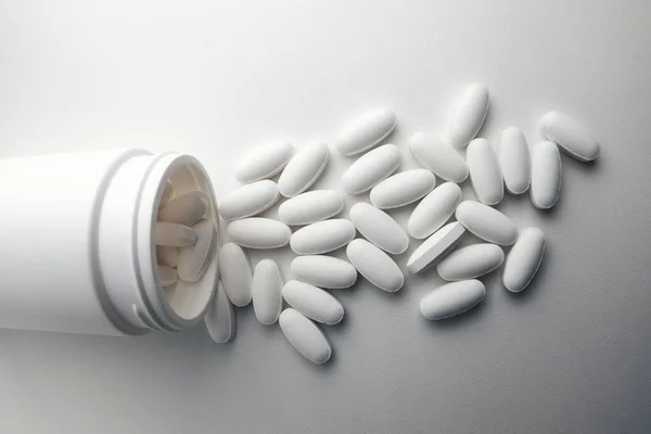 Tıbbi uyuşturucular beyaz arkaplanı kapatır