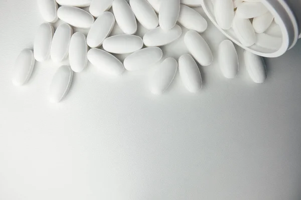 Tıbbi uyuşturucular beyaz arkaplanı kapatır